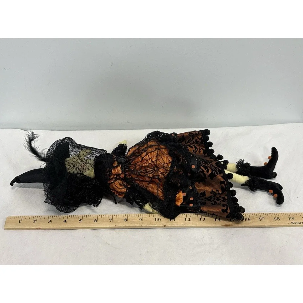 Halloween Shelf Sitter Witch 18